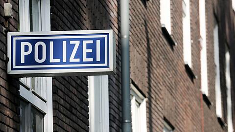 Ein Schild mit der Aufschrift "Polizei" hängt an einem Polizeipräsidium.