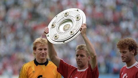 Meister 1988/1989 mit dem FC Bayern: Norbert Nachtweih präsentiert die Meisterschale.