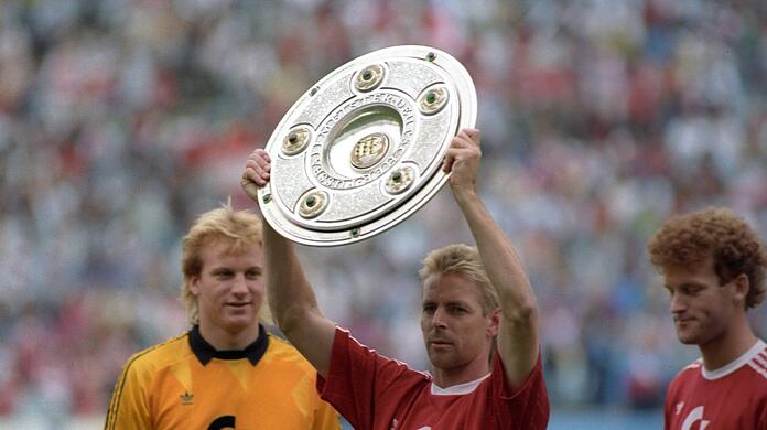 Meister 1988/1989 mit dem FC Bayern: Norbert Nachtweih präsentiert die Meisterschale.