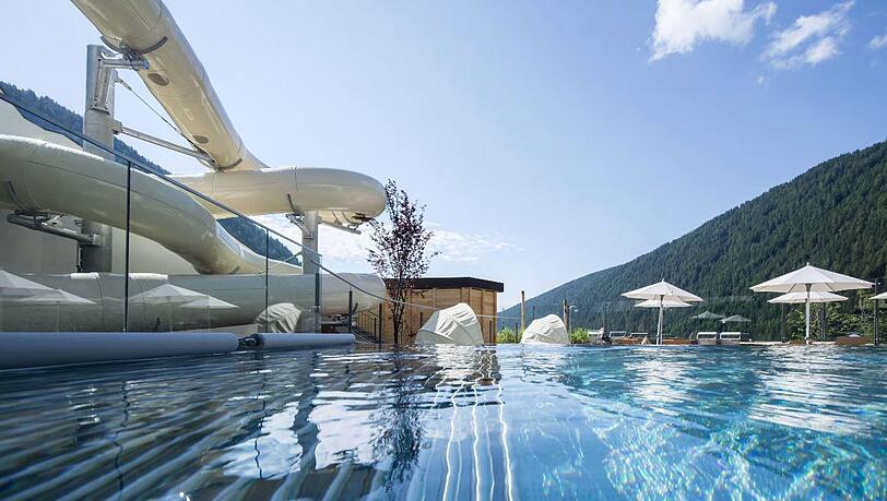 Wasserfreuden sind ebenfalls geboten – im Wellnessbereich mit Rutsche, Pools und Saunalandschaft.