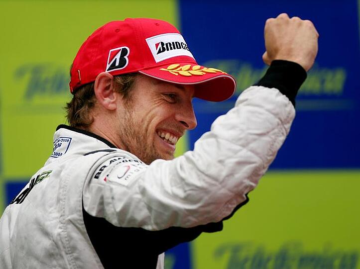 Bei der Siegerehrung ballt ein strahlender Jenson Button die Faust.