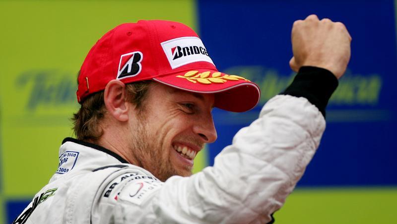 Bei der Siegerehrung ballt ein strahlender Jenson Button die Faust. Bei der Siegerehrung ballt ein strahlender Jenson Button die Faust.