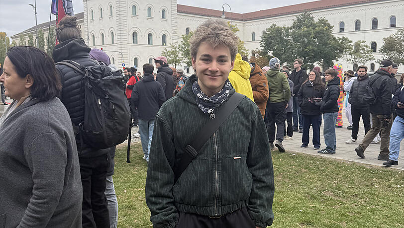 Leo G. (18) – Schüler aus München – bemerkt an seiner Schule einen Lehrermangel – viele Stunden fallen aus und Lehrer in Elternzeit würden selten ersetzt. Leo G. (18) – Schüler aus München – bemerkt an seiner Schule einen Lehrermangel – viele Stunden fallen aus und Lehrer in Elternzeit würden selten ersetzt.