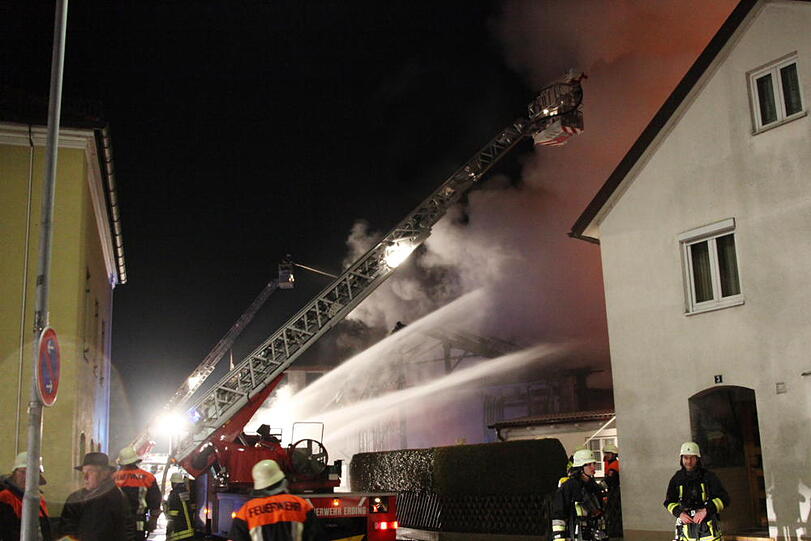 Die Feuerwehr konnte ein Abbrennen der Lagerhalle nicht mehr verhindern.