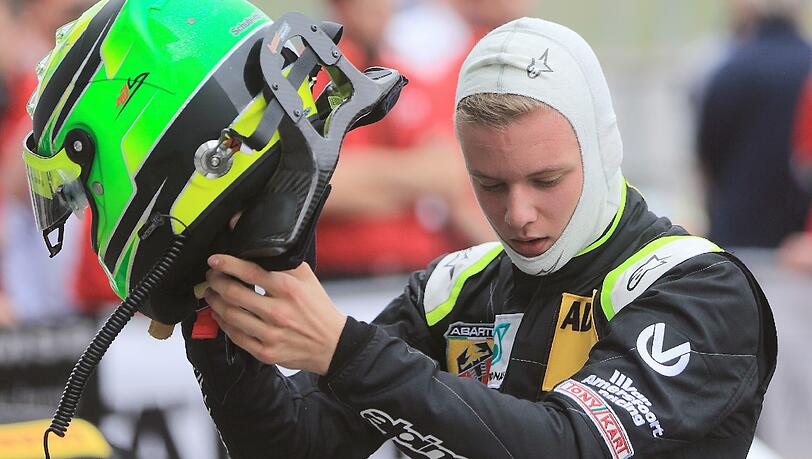 Mick Schumacher knallte beim Formel-4-Rennen in Spielberg mit seinem Auto gegen eine Boxenmauer. Mick Schumacher knallte beim Formel-4-Rennen in Spielberg mit seinem Auto gegen eine Boxenmauer.