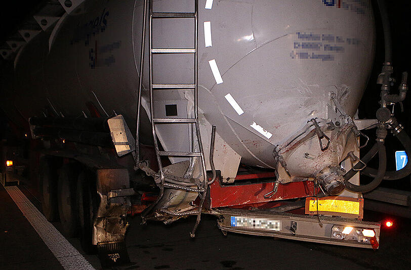 Auf der A7 bei Feuchtwangen ereignete sich am Mittwochabend ein schwerer Unfall. Ein Kleintransporter raste in einen Silozug. Der 19-jährige Beifahrer starb.