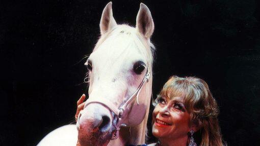 Christel Sembach-Krone mit dem Araberhengst Kohinor im Jahr 2000. Christel Sembach-Krone mit dem Araberhengst Kohinor im Jahr 2000.