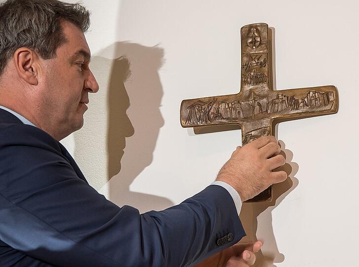 Das erste Kreuz hängt bereits: Markus Söder hat es am Dienstag eigenhändig im Foyer der Staatskanzlei angebracht. Am 1. Juni sollen laut Kabinetts-Verordnung alle Freistaat-Behörden nachziehen