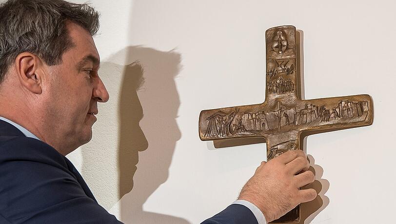 Das erste Kreuz hängt bereits: Markus Söder hat es am Dienstag eigenhändig im Foyer der Staatskanzlei angebracht. Am 1. Juni sollen laut Kabinetts-Verordnung alle Freistaat-Behörden nachziehen