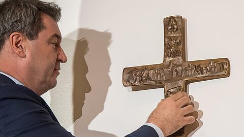 Das erste Kreuz hängt bereits: Markus Söder hat es am Dienstag eigenhändig im Foyer der Staatskanzlei angebracht. Am 1. Juni sollen laut Kabinetts-Verordnung alle Freistaat-Behörden nachziehen