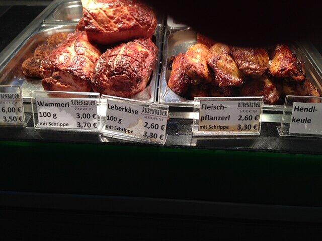 ...Fleischpflanzerl (immerhin nicht Frikadellen!) und Leberkäse (Leberkäs!) mit Schrippe...