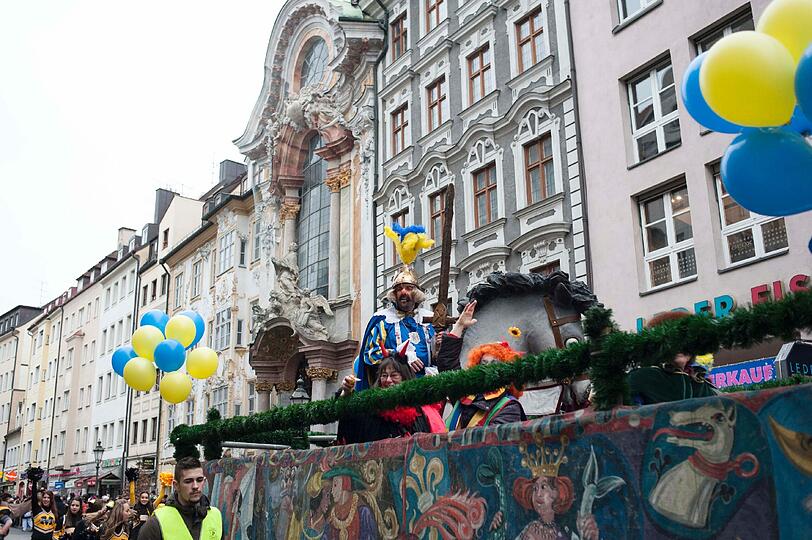 Die Damischen Ritter in Aktion: Impressionen vom Faschingszug durch die Altstadt am Sonntag.