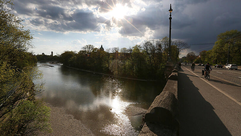 Naturromantik gibt&rsquo;s auch: Blick von der Maximiliansbrücke auf die Isar Richtung Praterinsel.