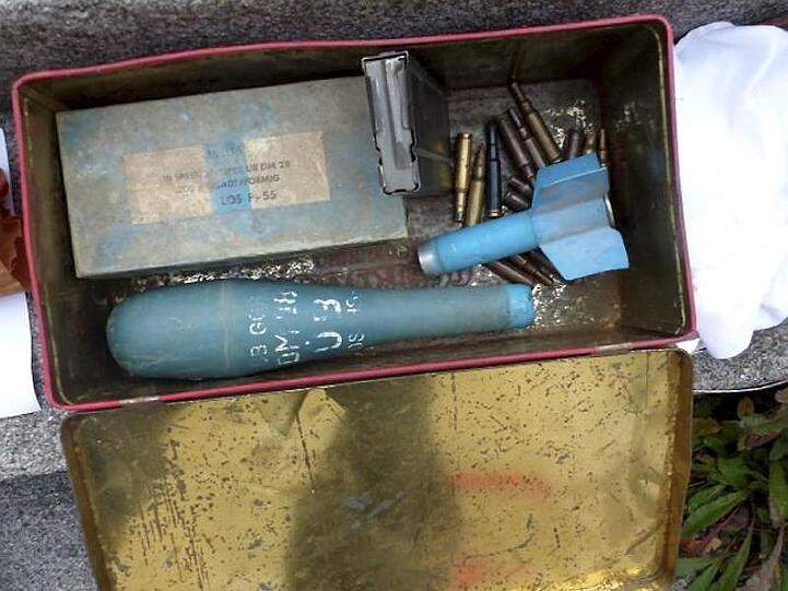 Munition und Sprengmittel liegen in einer Kiste vor einer Polizeiwache in München. Foto: Polizeipräsidium München