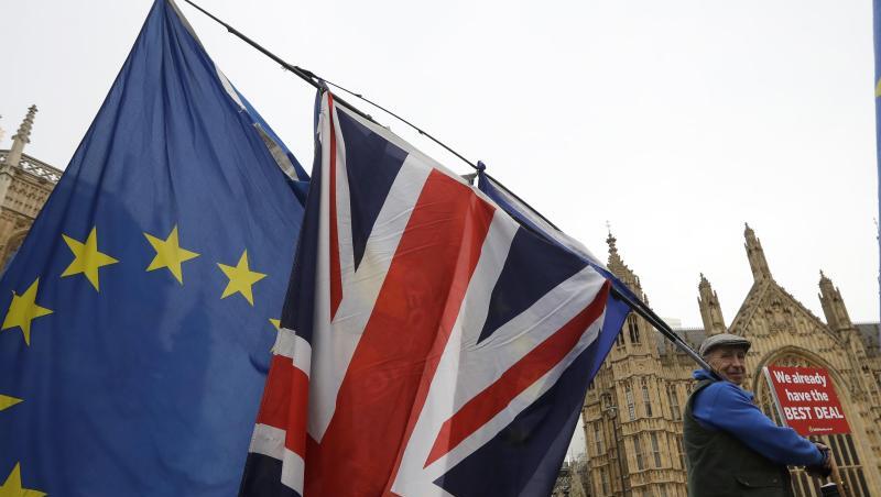 Ein Demonstrant protestiert mit einer EU-Fahne und der Nationalflagge des Vereinigten Königreichs vor dem Parlament in London. Ein Demonstrant protestiert mit einer EU-Fahne und der Nationalflagge des Vereinigten Königreichs vor dem Parlament in London.