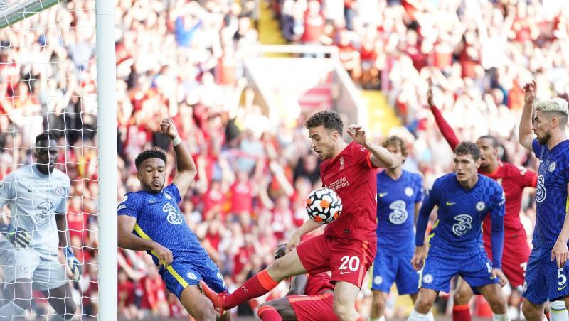 Chelseas Reece James (2.v.l) spielt auf der Torlinie Handspiel, was zu einer roten Karte und einem Elfmeter für Liverpool führt.