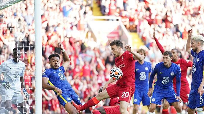Chelseas Reece James (2.v.l) spielt auf der Torlinie Handspiel, was zu einer roten Karte und einem Elfmeter für Liverpool führt.
