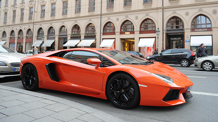 Dieser Lamborghini in der Maximilianstraße macht auch auch ohne Weihnachtsschmuck schon richtig was her. (Archivbild)