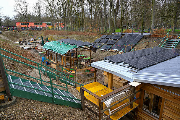 Ein Blick vom Hang herab: Die Solaranlage ist stark genug, um den gesamten Betrieb zu versorgen. Ein Blick vom Hang herab: Die Solaranlage ist stark genug, um den gesamten Betrieb zu versorgen.