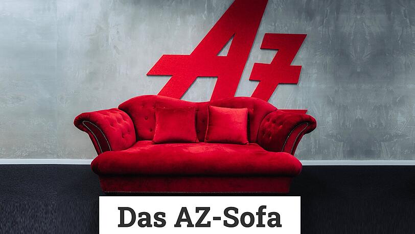 Auch 2025 werden die Gäste auf diesem roten Sofa Platz nehmen. Zur Verfügung gestellt wurde das Sofa von Möbel Höffner.
