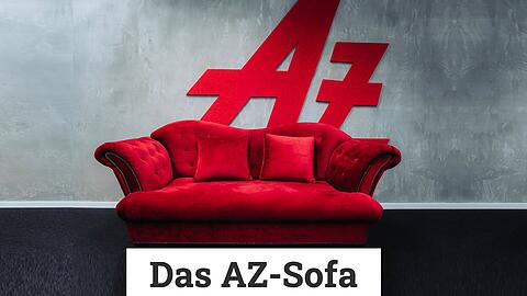 Auch 2025 werden die Gäste auf diesem roten Sofa Platz nehmen. Zur Verfügung gestellt wurde das Sofa von Möbel Höffner.