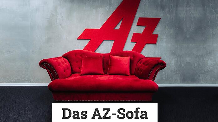 Auch 2025 werden die Gäste auf diesem roten Sofa Platz nehmen. Zur Verfügung gestellt wurde das Sofa von Möbel Höffner.