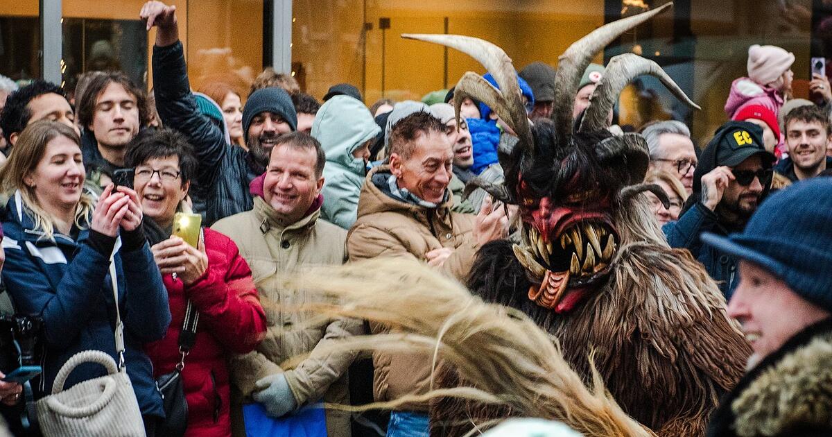 Krampuslauf-durch-die-M-nchner-Altstadt-Grauslige-Gestalten-unterwegs
