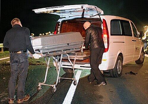 Bestatter laden auf der Autobahn den Sarg mit der Leiche des 33-Jährigen in einen Leichenwagen.