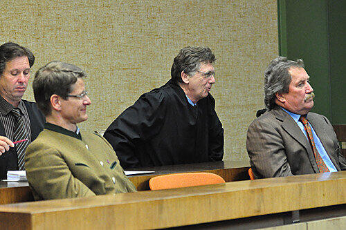 Vor dem Münchner Amtsgericht: Klaus Thannhuber (66, r.) und Jürgen Lochbihler (44). Dahinter ihre Anwälte Franz J. Erlmeier (l.) und Klaus Gussmann.