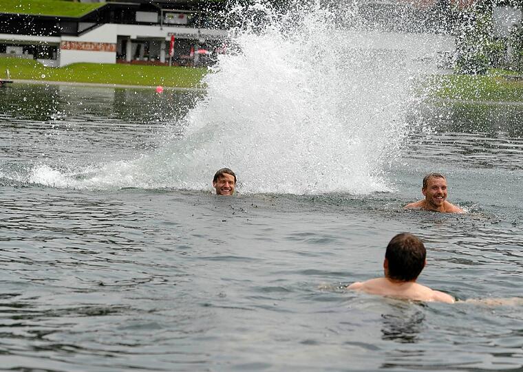 Die Löwen beim Turmspringen im Trainingslager. Sehen Sie hier die spektakulären Bilder.