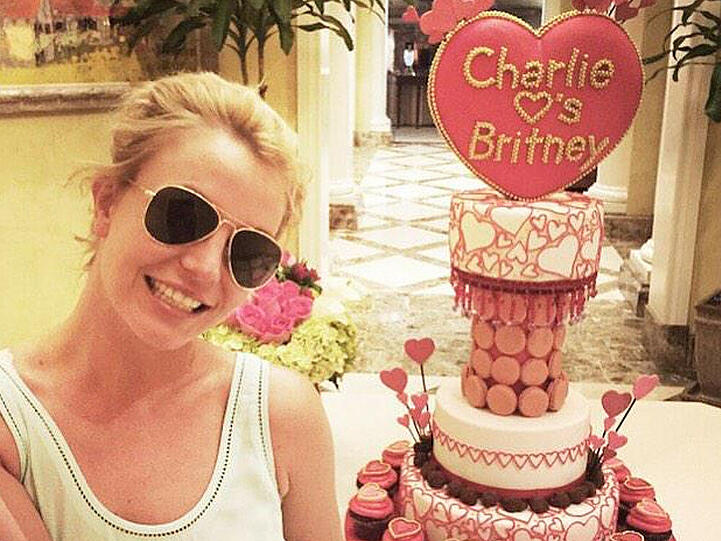 Stolz präsentiert Britney das Valentinstags-Geschenk ihres Liebsten