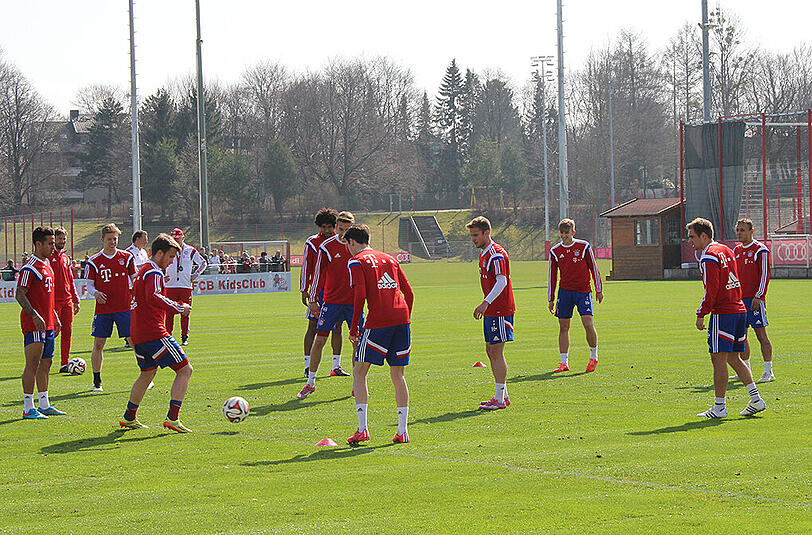 Der FC Bayern absolvierte vor den Augen von Zinedine Zidane eine lockere Trainingseinheit.