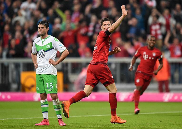 Unfassbar: der fünffache Lewandowski beim 5:1-Wiesn-Heimsieg 2015 gegen Wolfsburg. Hinzu kamen 3:0-Siege in Darmstadt und Mainz, ein 5:0 gegen Zagreb in der Champions League sowie ein weiteres 5:1 gegen Dortmund. 5 Spiele - 5 Siege - 21:2 Tore. Die beste Wiesn-Bilanz der Bayern seit Langem. Mal sehen, ob's dieses Jahr auch so erfolgreich wird.