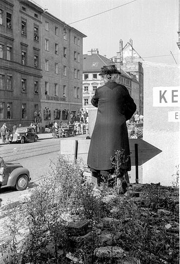 Wiesn-Einzug 1950: Wie viele andere auch, hat sich diese alte Dame einen erhöhten Standpunkt gesichert.
