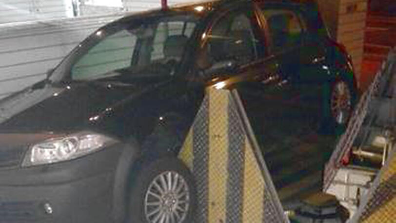 Am Stachus hat sich ein Peugeot an einem Notausstieg verkeilt und musste abgeschleppt werden.