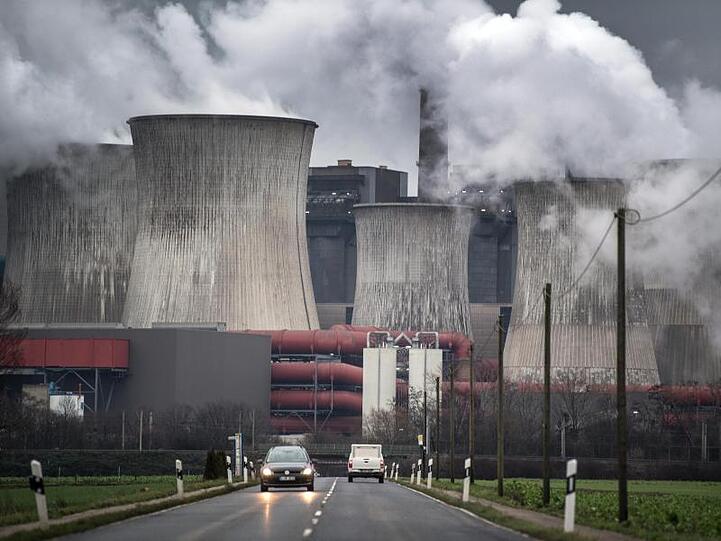 Blick auf das Braunkohlekraftwerk Niederaußem. Die von der Regierung eingesetzte Kohlekommission hat ein Konzept für einen Kohleausstieg bis spätestens 2038 vorgelegt.