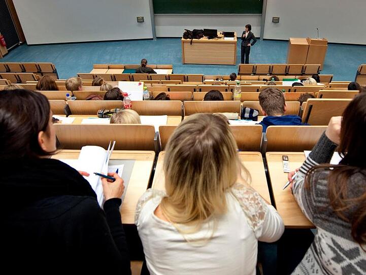 Studenten der Universität Rostock verfolgen eine Vorlesung. Immer mehr junge Menschen wollen einen höheren Bildungsabschluss.