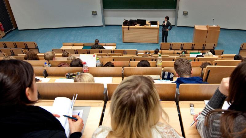 Studenten der Universität Rostock verfolgen eine Vorlesung. Immer mehr junge Menschen wollen einen höheren Bildungsabschluss. Studenten der Universität Rostock verfolgen eine Vorlesung. Immer mehr junge Menschen wollen einen höheren Bildungsabschluss.
