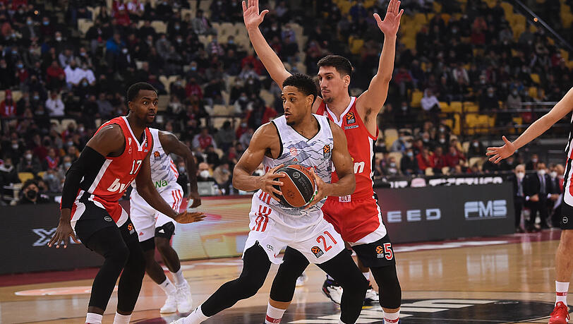 Euroleague, Olympiakos Piräus - FC Bayern München, Hauptrunde, 15. Spieltag. Bayerns Augustine Rubit (M) in Aktion.