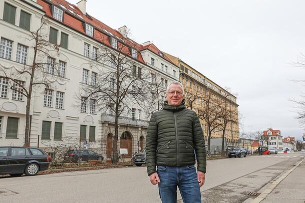 Anwohner Thomas Bierwirth, er wohnt nur 100 Meter von der Abfertigungshalle 23 entfernt.