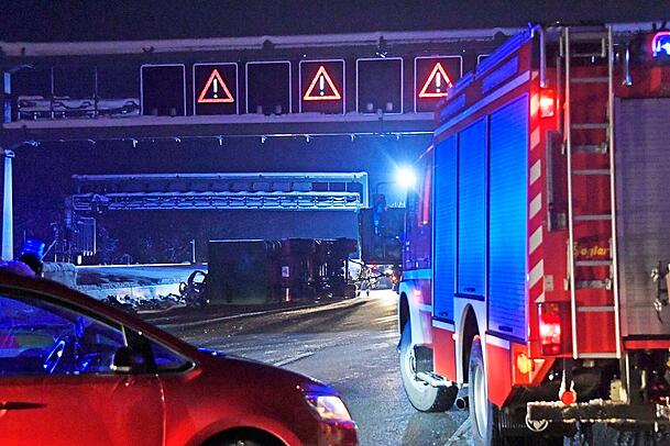 Auf der A99 kam es in der Nacht auf Dienstag zu vielen Unfällen wegen Glatteis-Regen.