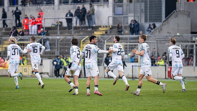 Jubelten nach dem Tor zum 1:1: Die L&ouml;wen um Kevin Volland und Clemens Lippmann.