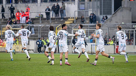 Jubelten nach dem Tor zum 1:1: Die L&ouml;wen um Kevin Volland und Clemens Lippmann.