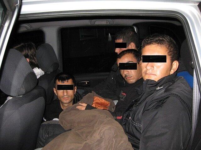 Sie kommen in engen Kisten, Containern oder im Kofferraum &ndash; und zahlen Schleusern hohe Summen für ein Leben in Bayern. Hier erklären Ermittler, wie die Flüchtlinge zu uns gelangen.