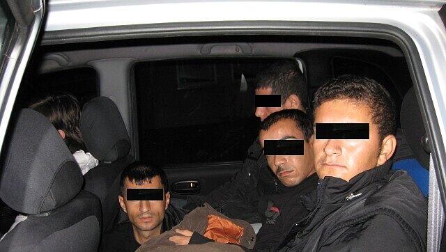 Sie kommen in engen Kisten, Containern oder im Kofferraum – und zahlen Schleusern hohe Summen für ein Leben in Bayern. Hier erklären Ermittler, wie die Flüchtlinge zu uns gelangen. Sie kommen in engen Kisten, Containern oder im Kofferraum – und zahlen Schleusern hohe Summen für ein Leben in Bayern. Hier erklären Ermittler, wie die Flüchtlinge zu uns gelangen.