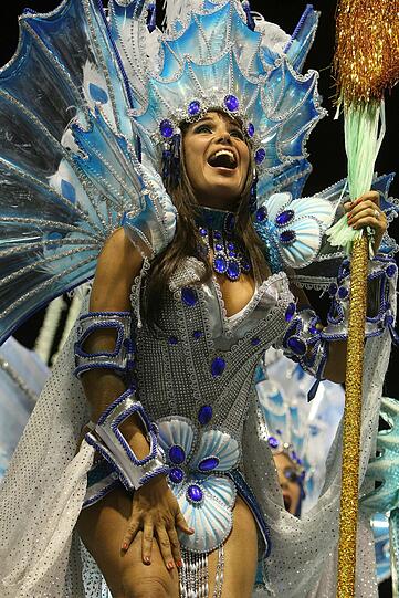 Nackte Haut, Samba und bunte Farben: Promis amüsieren sich in Rio. Mit dabei: Pamela Anderson, Gisele Bündchen, Fußball-Star Ronaldinho und Schauspieler Jude Law