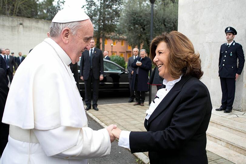 Es ist ein Symbol: Papst Franziskus geht am Gründonnerstag in ein Jugendgefängnis und wäscht zwölf Häftlingen die Füße &ndash; so wie es einst Jesus bei seinen Jüngern tat. Die Botschaft: Ich bin der Papst für die Armen. Die Papst-Bilder vom Gründonnerstag.