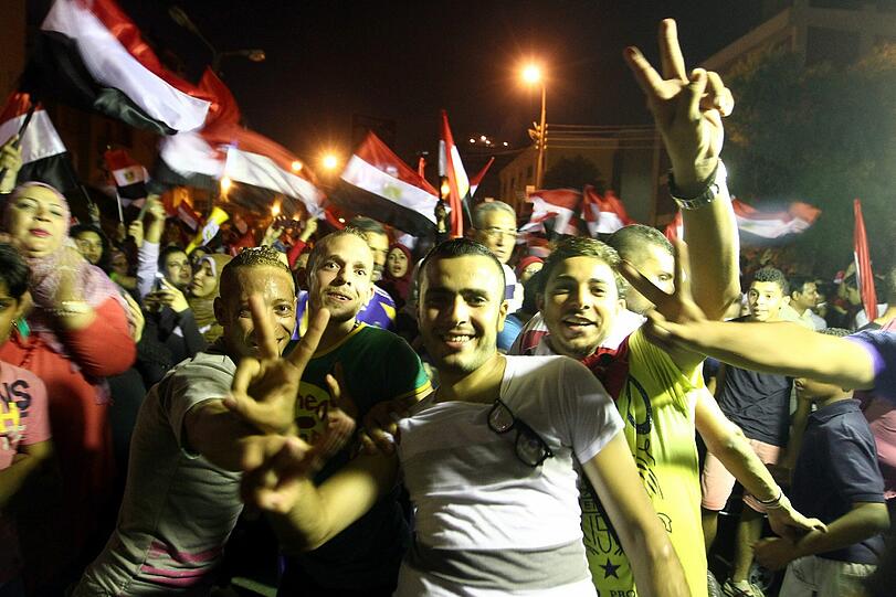 Ausnahmezustand am auf dem Tahrir-Platz in Kairo. Millionen Menschen feiern die Absetzung von Mohammed Mursi durch das ägyptische Militär.