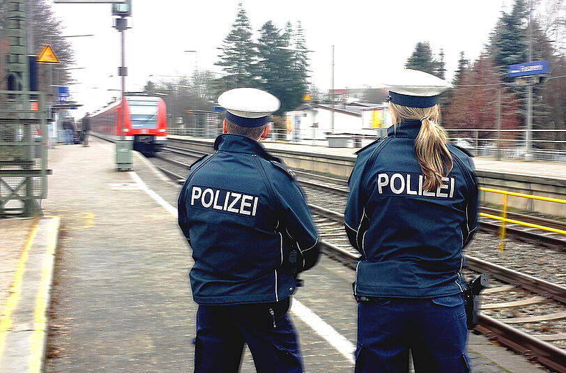 Am Bahnhof Weßling warteten bereits Beamte der Bundespolizei auf den Zündler.