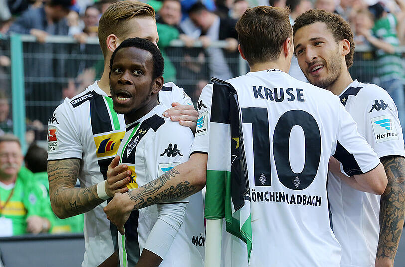 Der Mönchengladbacher Torschütze zum 3:0 Ibrahima Traore (l) jubelt mit Max Kruse und Fabian Johnson